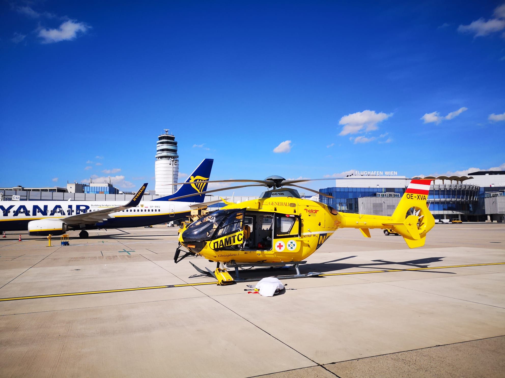 Rettungshubschrauber-Einsatz am Wiener Flughafen. 