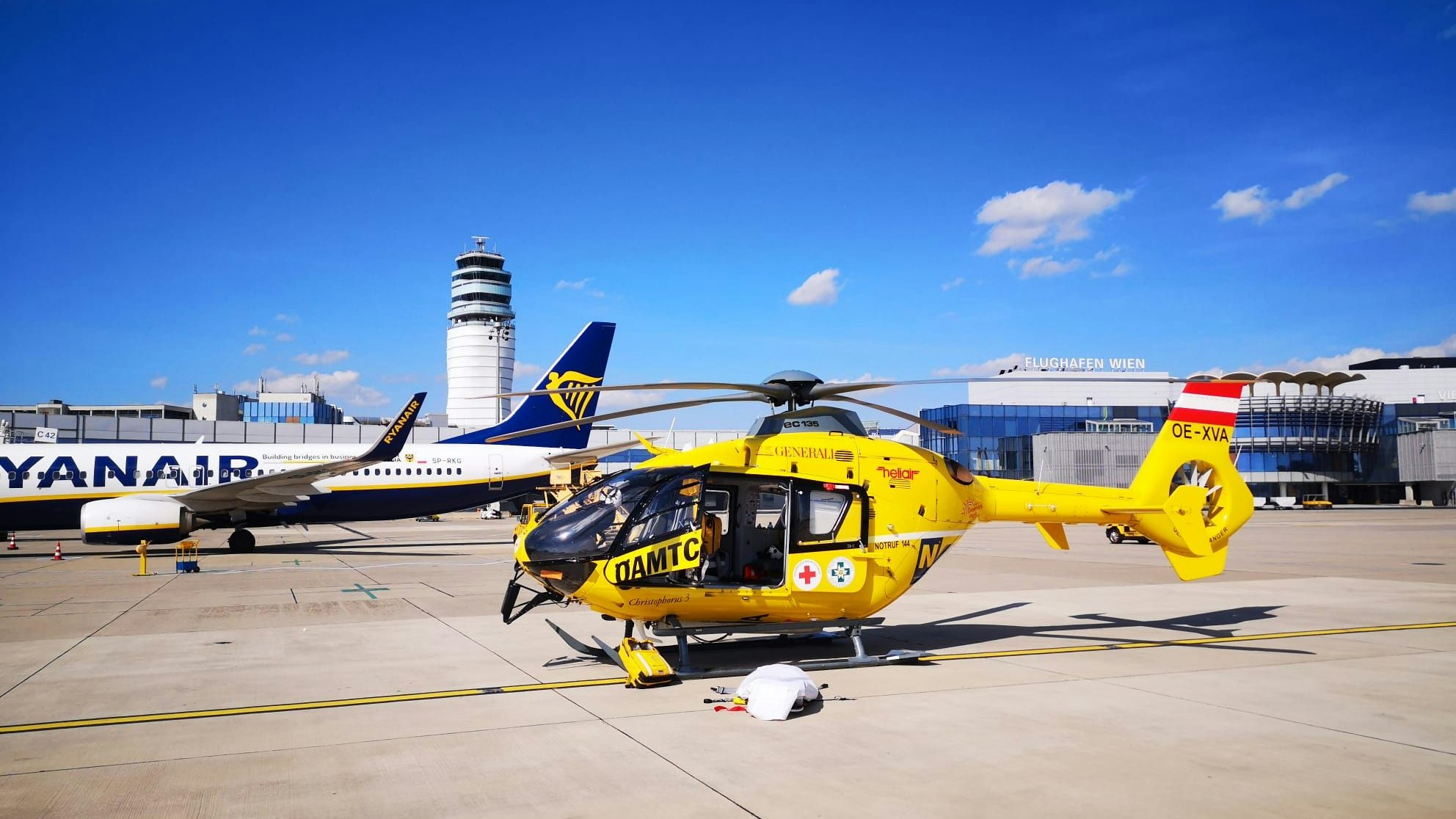 Rettungshubschrauber-Einsatz am Wiener Flughafen. 
