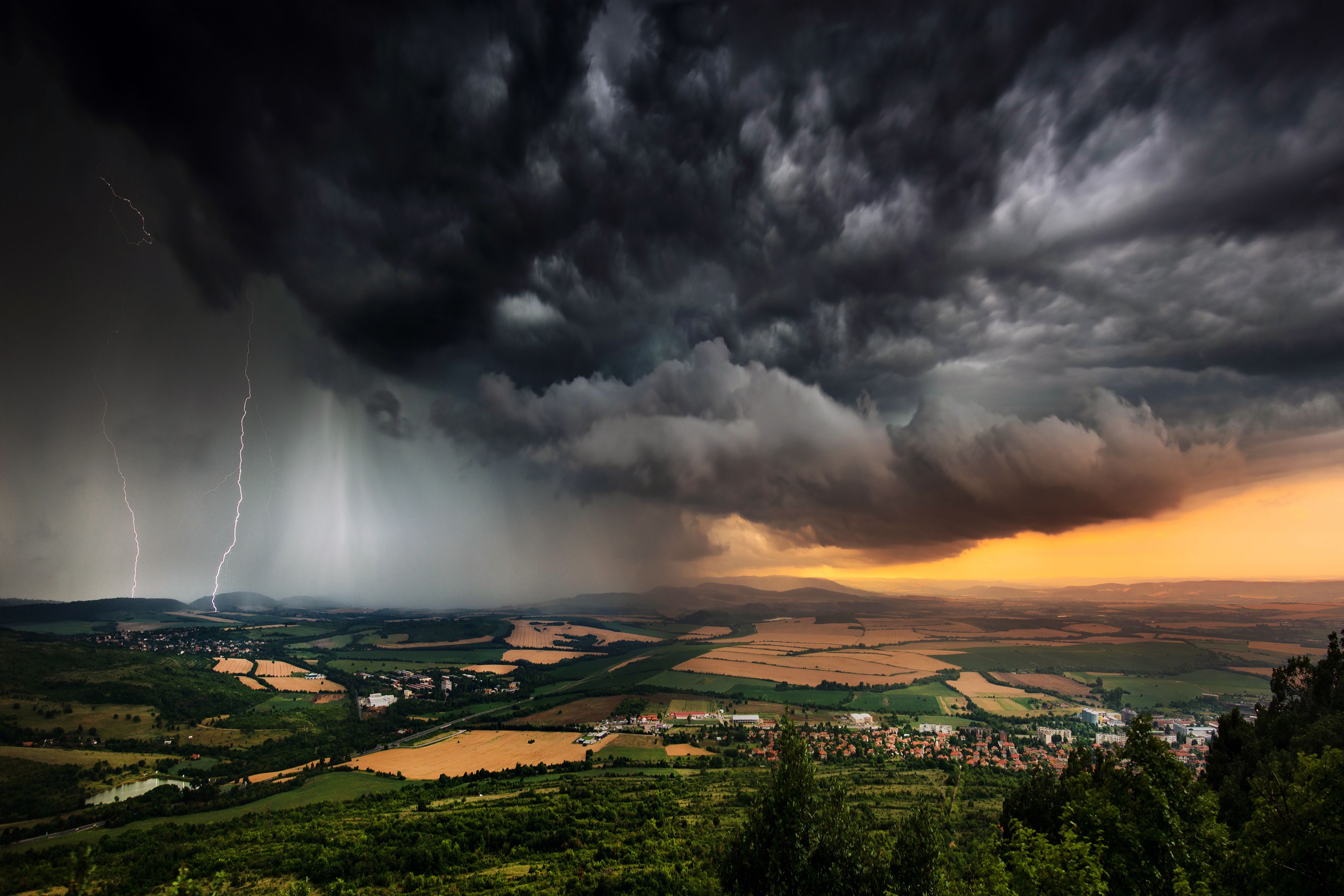 Plötzlich zog ein schweres Hagel-Gewitter in Kärnten auf.