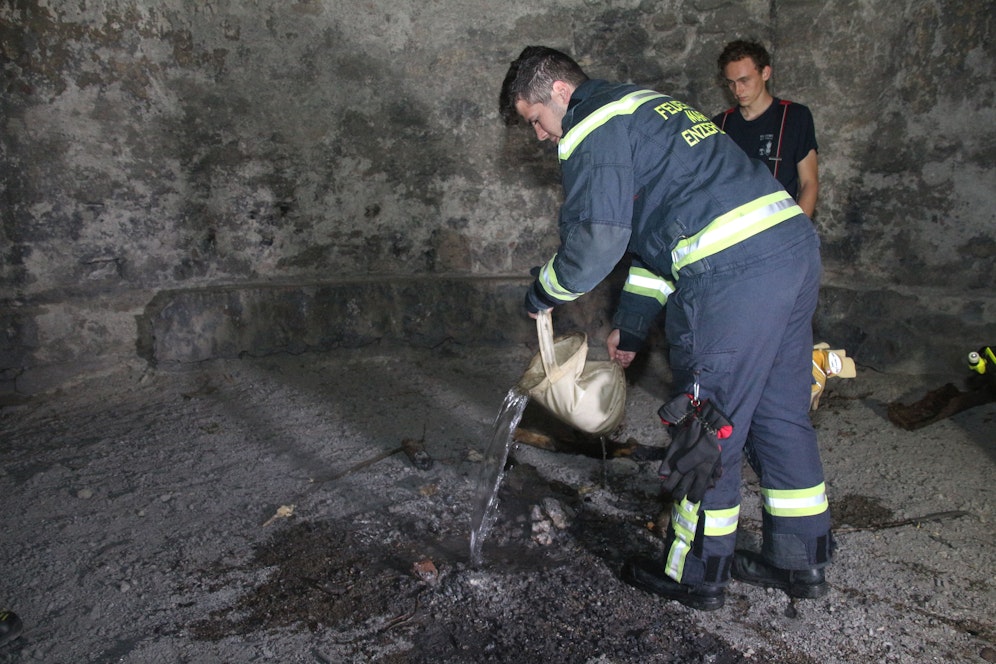 Die Feuerwehr löschte mit einem Löscheimer.