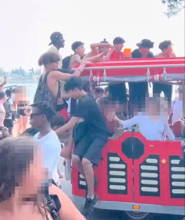 Im Netz kursieren Bilder und Videos, die den Massen-Ansturm auf Peschiera zeigen sollen.