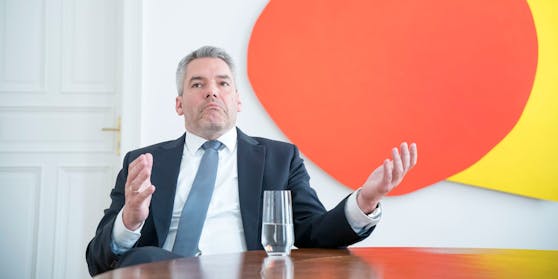 Immer neue Skandale, wenig Einsicht, sinkende Umfragewerte: ÖVP-Parteichef und Kanzler Karl Nehammer droht ein Total-Absturz.