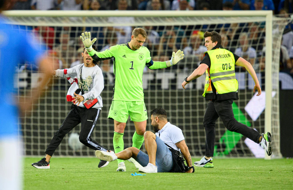 Flitzer-Invasion beim Deutschland-Match