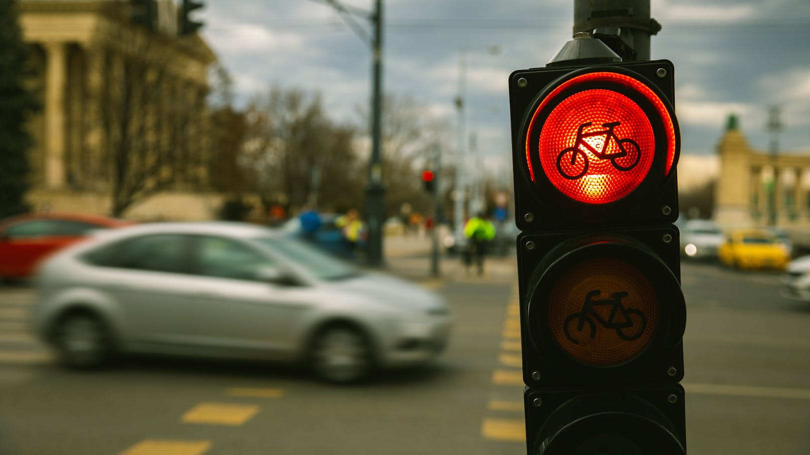 Fahrradfahrer dürfen künftig bei Rot rechts abbiegen, doch NUR wenn eine entsprechende Zusatztafel angebracht ist.