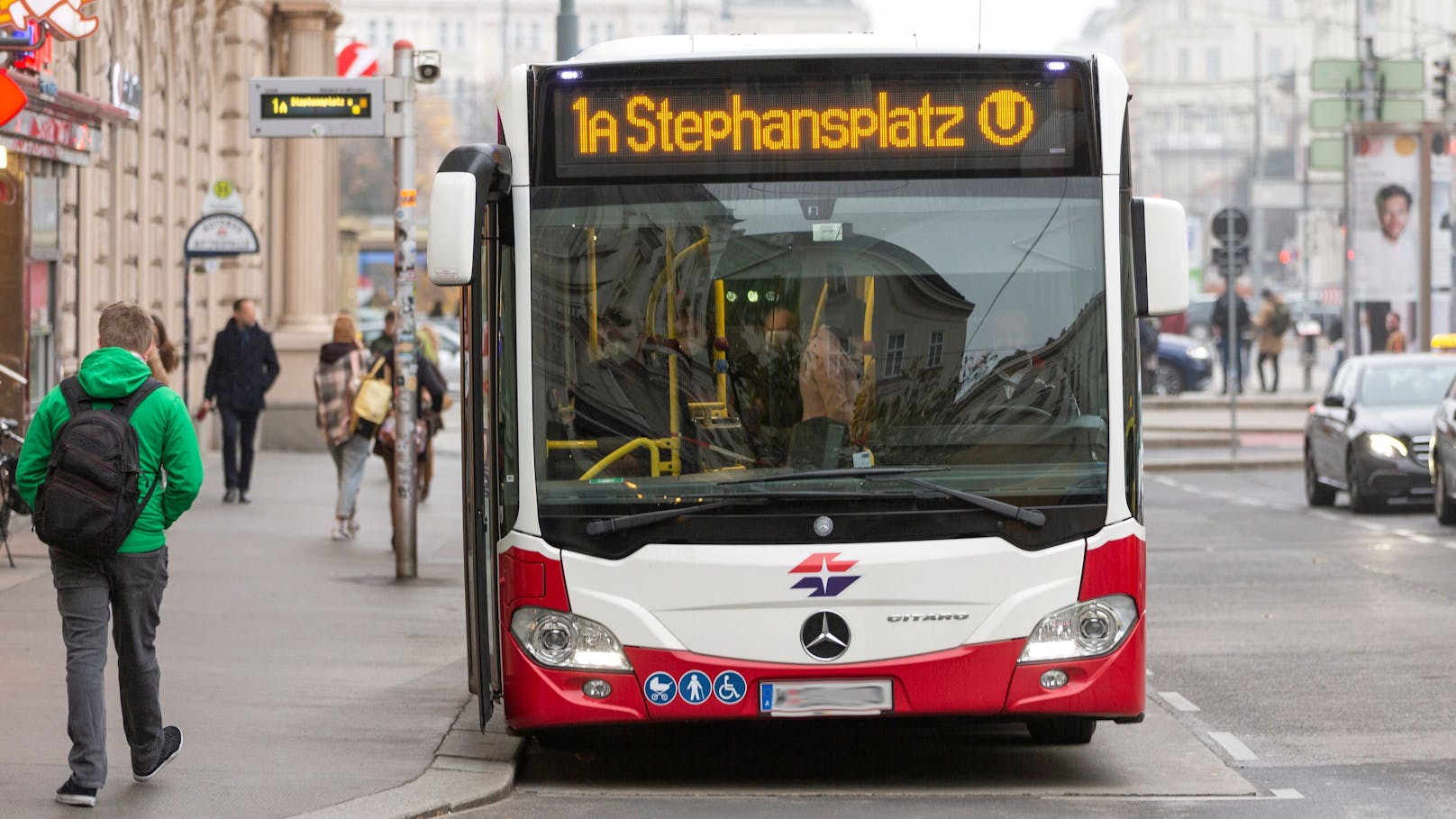 Im Haltestellenbereich müssen Fahrzeuge rechts von Bussen ausnahmslos stehenbleiben, solange Fahrgäste ein- und aussteigen.