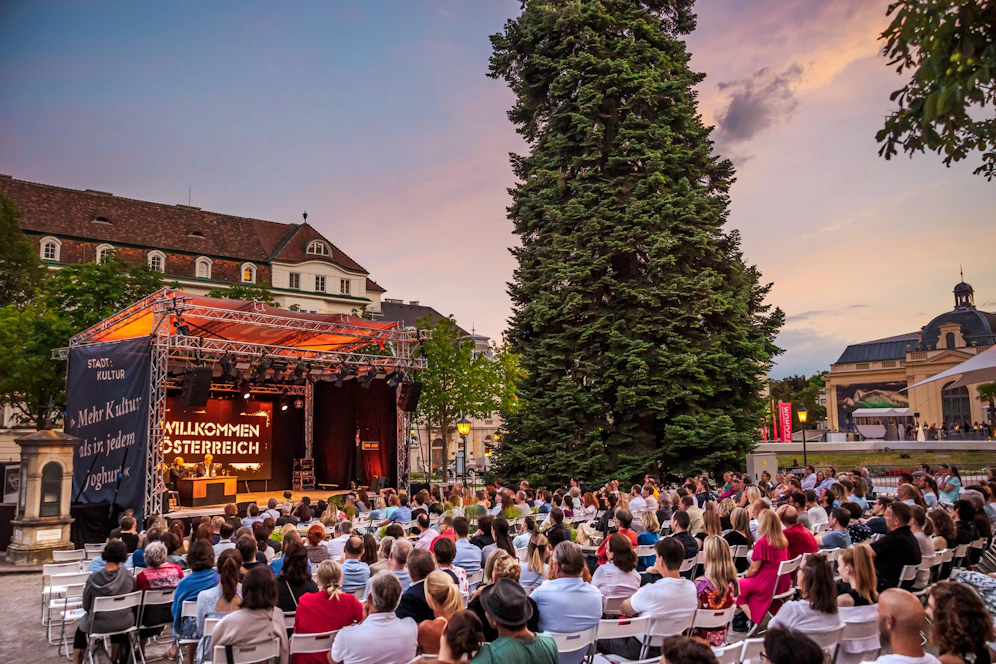 Bereits zum dritten Mal findet im Sommer das Open-Air Kulturprogramm STADT:KULTUR im Kurpark Baden statt.
