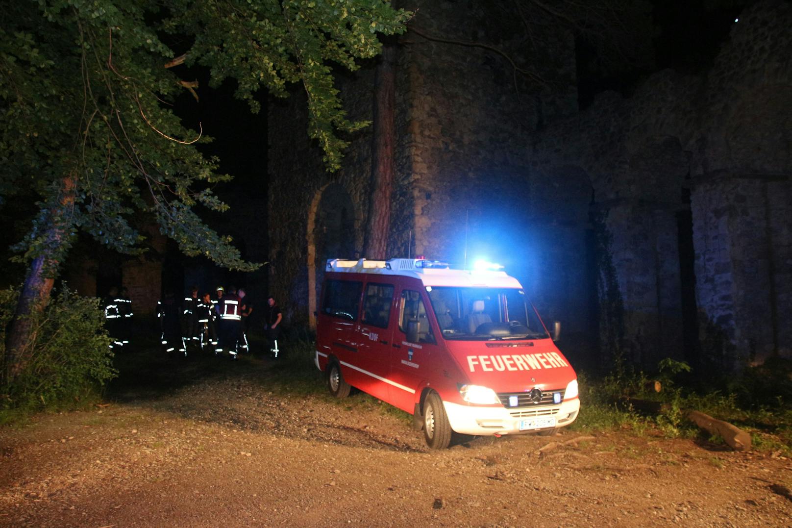 Die Feuerwehr musste im Wald nach der Brandstelle suchen.