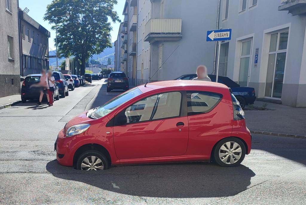 Ein Bild, das es nicht alle Tage zu sehen gibt: Ein Auto bricht auf der Kremser Austraße ein.