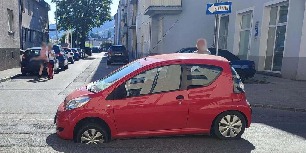Ein Bild, das es nicht alle Tage zu sehen gibt: Ein Auto bricht in einem Schlagloch ein.