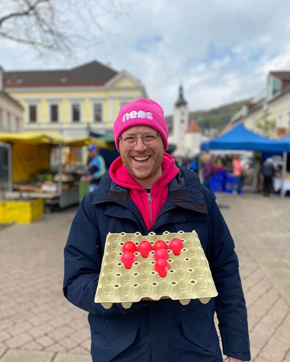 Gerald Pistracher beim Verteilen pinker Eier vor Ostern.