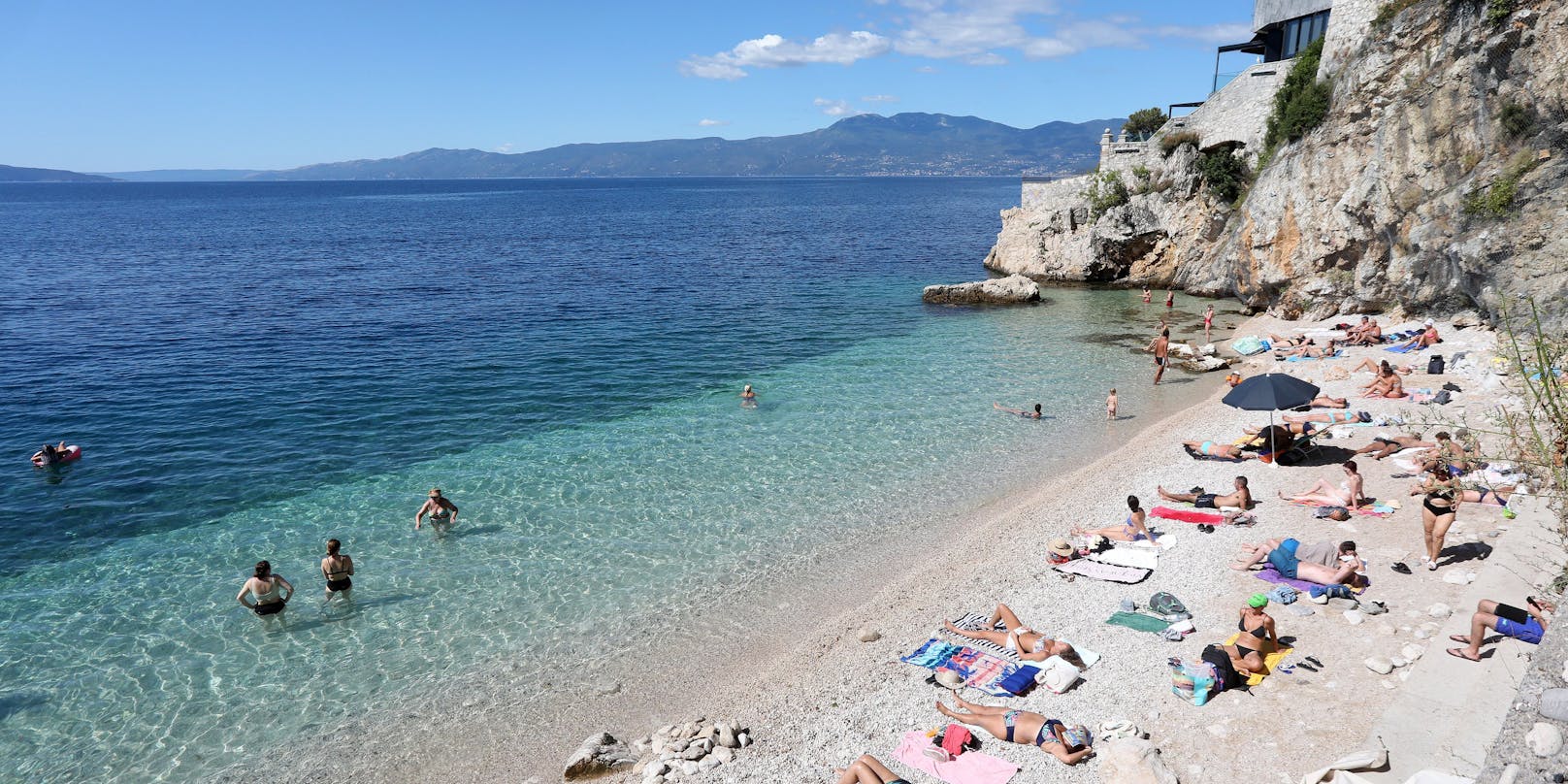 Ein Strand in Rijeka: Welche Corona-Regeln in Kroatien gelten, liest du im Artikel.&nbsp;