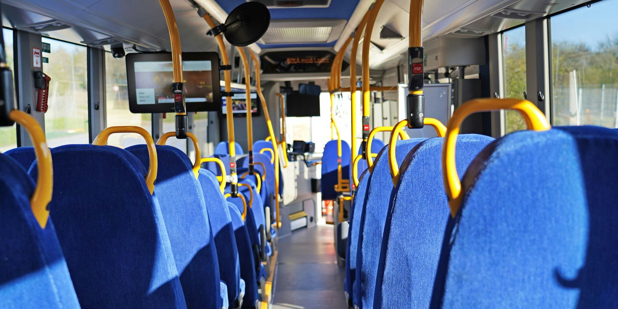 Das Mädchen soll fast acht Stunden lang im Bus gefangene gewesen sein. (Symbolbild)