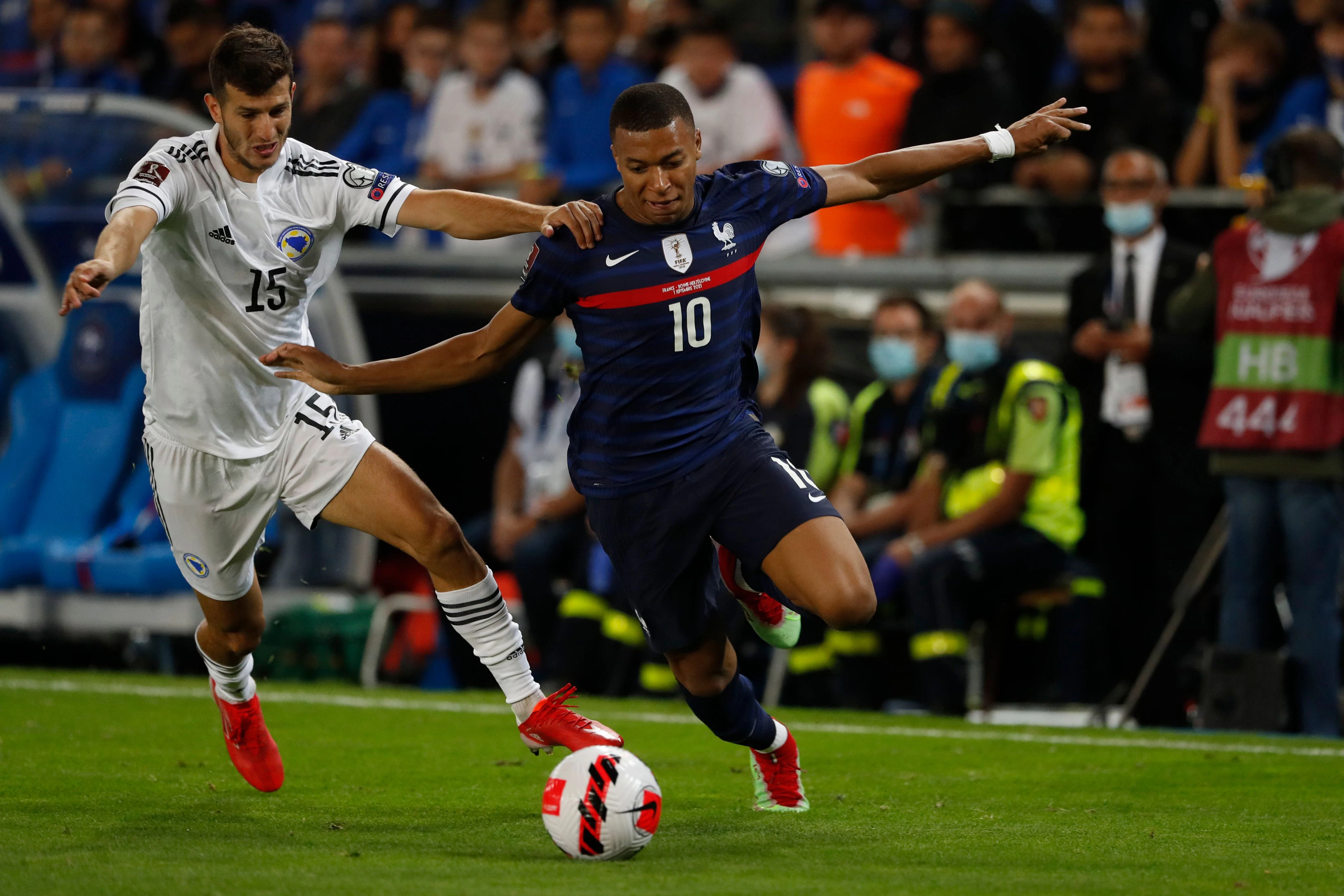 Branimir Cipetic im Zweikampf mit Superstar Kylian Mbappe.