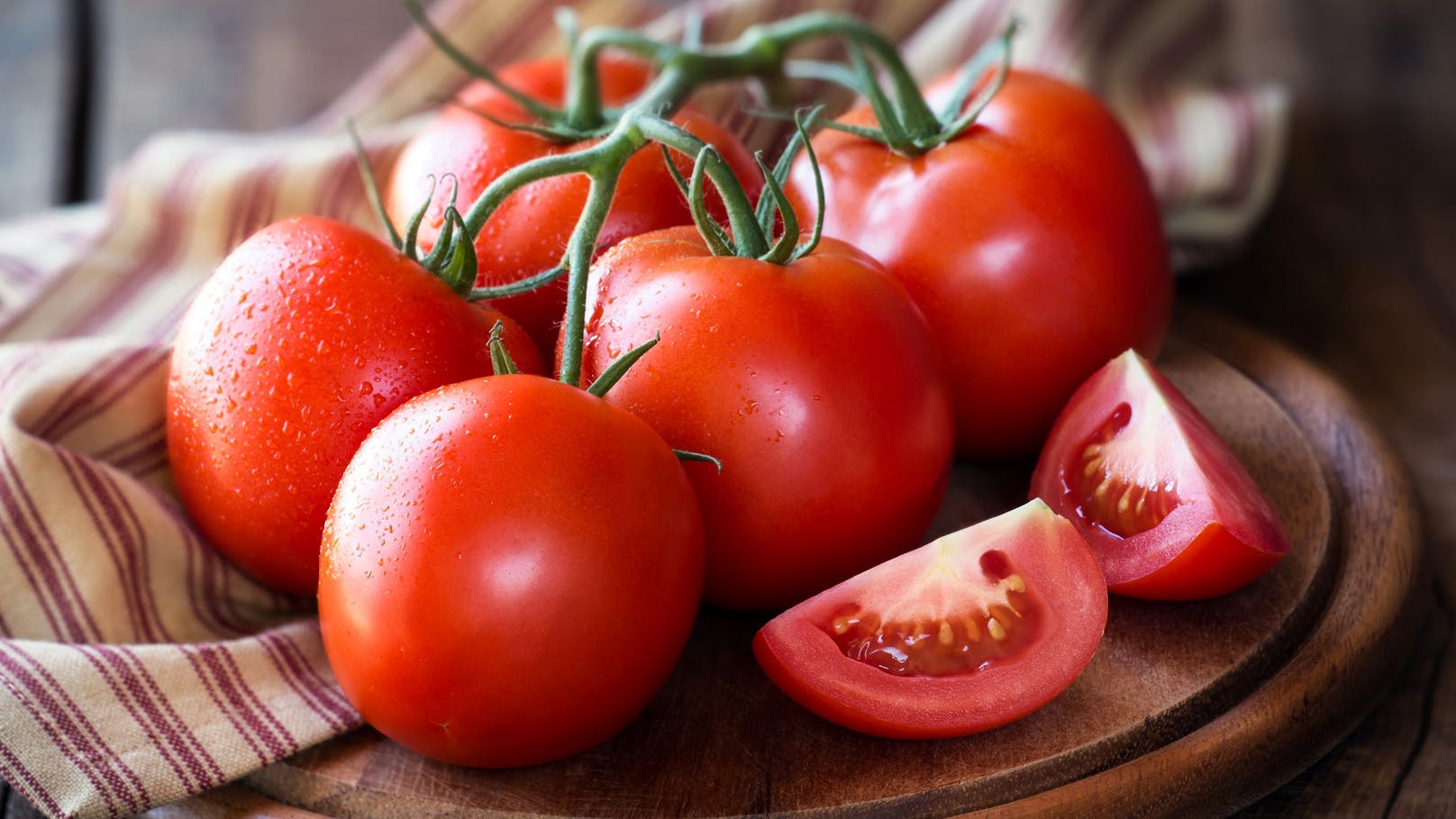 Lycopin ist das wichtigste Antioxidans, das die <strong>Tomate</strong> zu einem der besten entzündungshemmenden Lebensmittel macht. Es wird am besten in Verbindung mit einer Fettquelle aufgenommen und scheint besser bioverfügbar zu sein, wenn es gekocht wird – ein Beispiel dafür, dass roh nicht immer am besten ist.