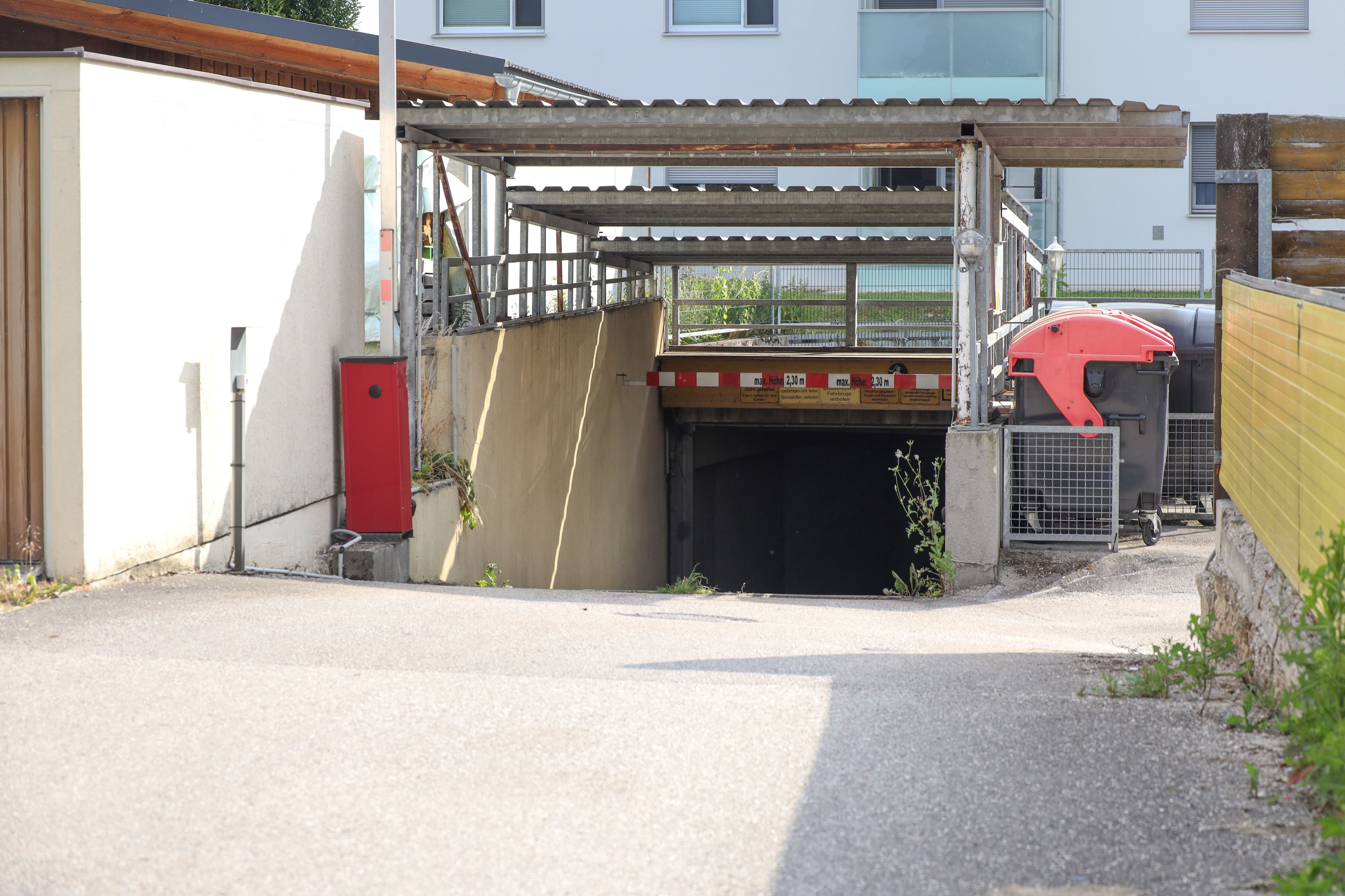 Bei der Einfahrt in diese Tiefgarage kam der Radfahrer zu Sturz.