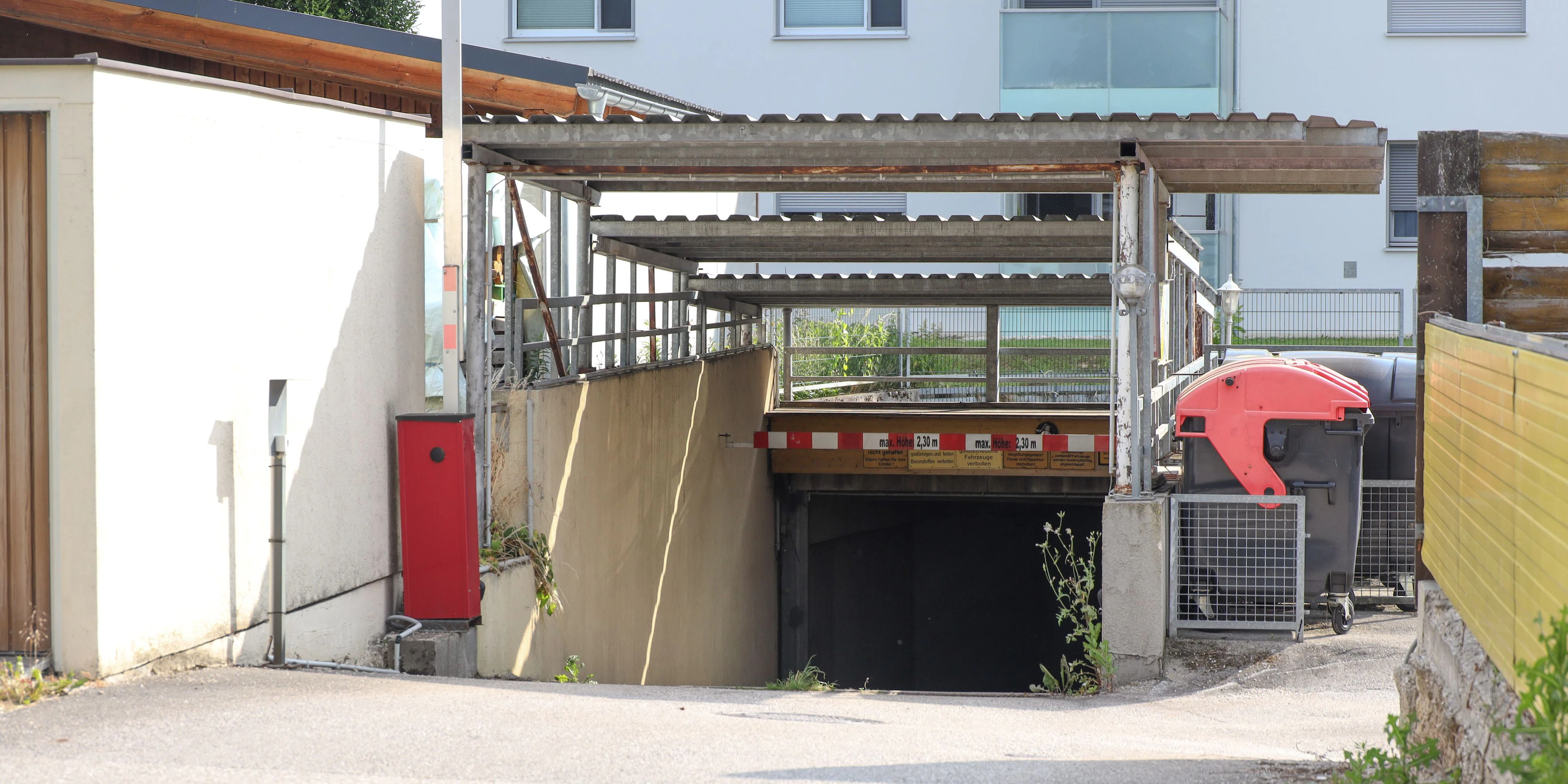 Bei der Einfahrt in diese Tiefgarage kam der Radfahrer zu Sturz.