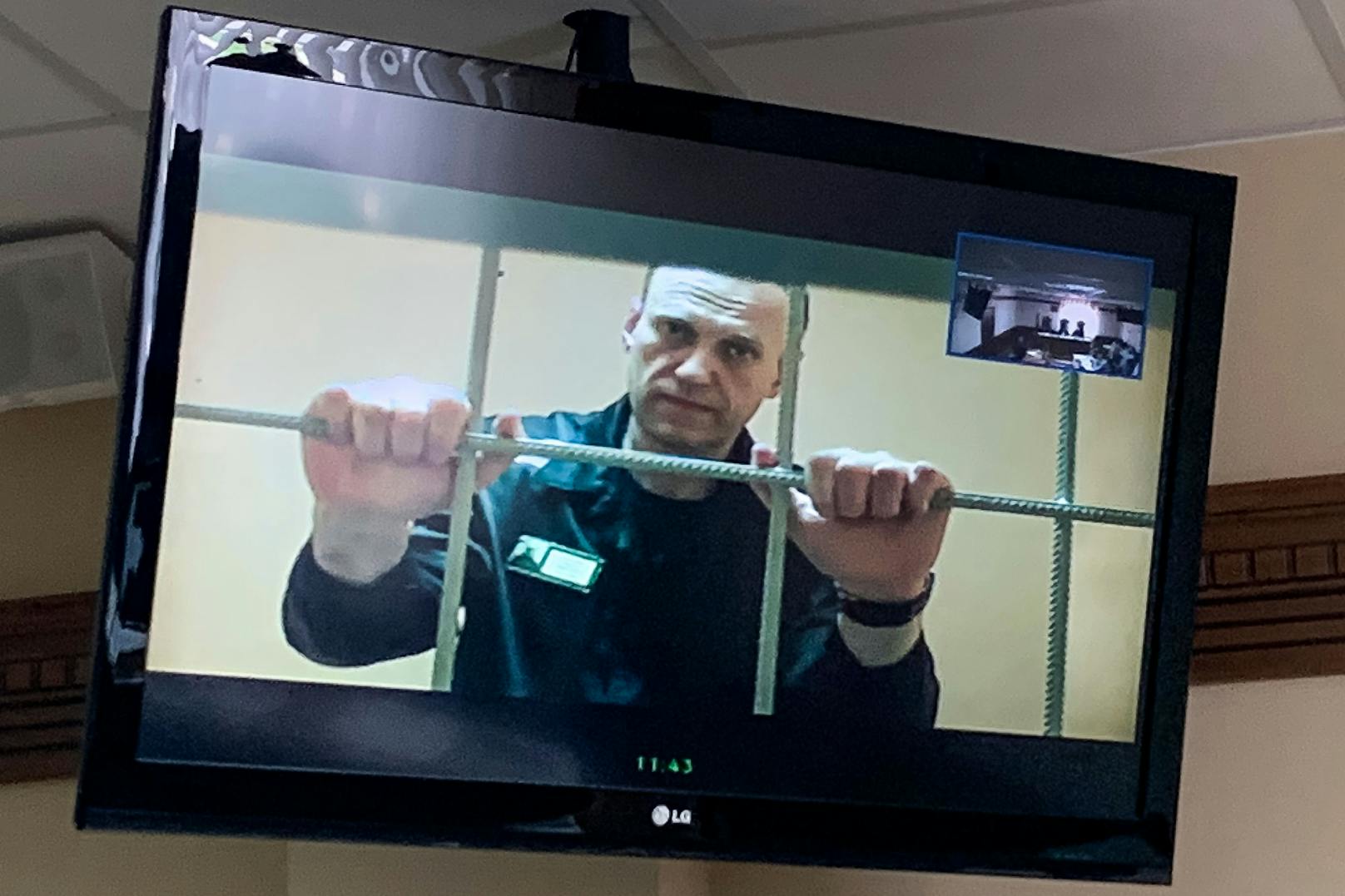 Download von www.pictAlexei Nawalny auf einem Bildschirm in einem Gericht in Moskau. (07. Juni 2022)
