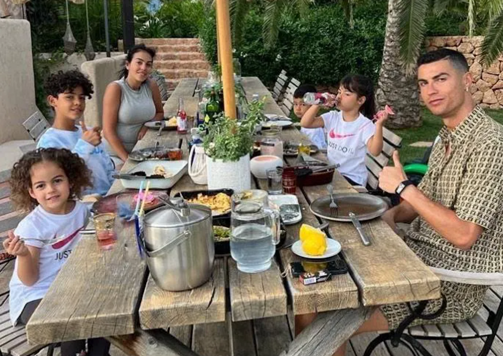 Im Vordergrund des Familienbildes liegt eine Schachtel Zigaretten direkt vor Cristiano Ronaldo.