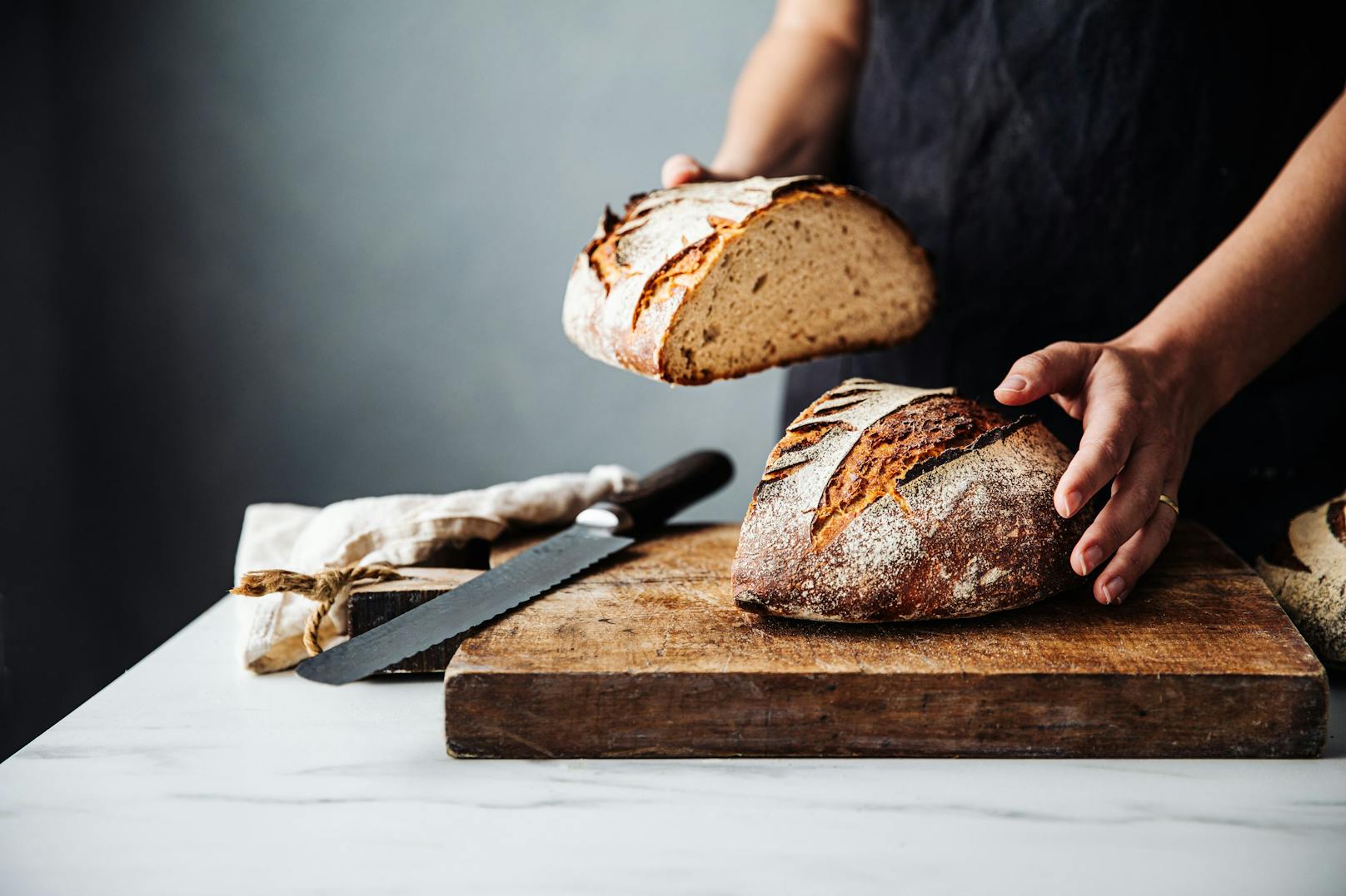 Frisches Brot bleibt nicht länger frisch, wenn es im Kühlschrank aufbewahrt wird. Im Gegenteil! Verwende lieber eine Brotbox.