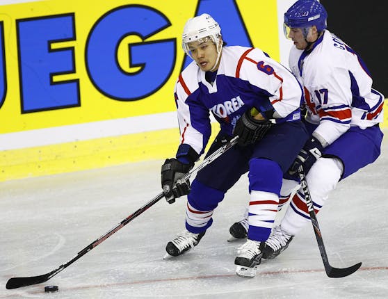 Cho Min-ho bei den Olympischen Winterspielen 2010 bei einem WM-Spiel gegen Großbritannien.