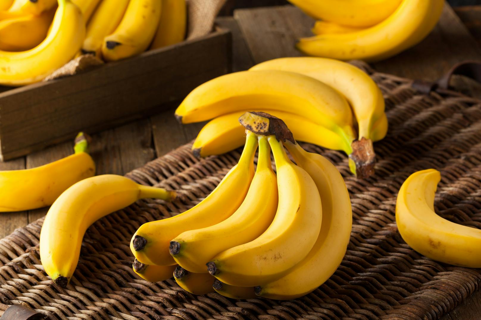 Viele Menschen legen Bananen in den Kühlschrank, damit diese beim Essen schön kalt sind. In der Kälte verfärben sie sich aber viel schneller braun.