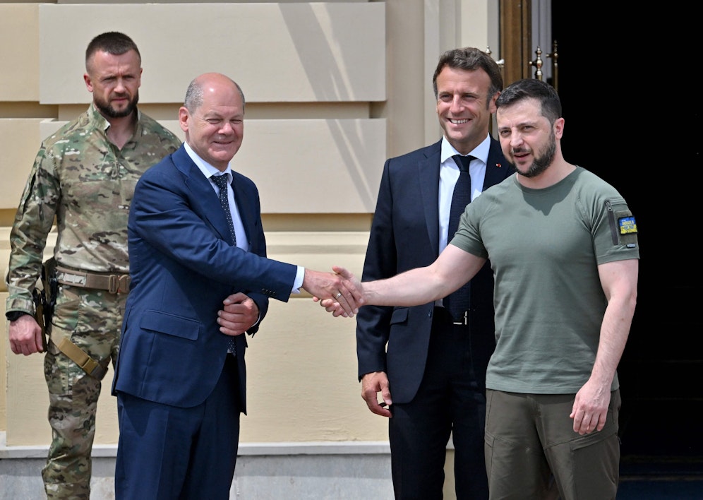 Der deutsche Kanzler Olaf Scholz beim Besuch in Kiew. Russlands Ex-Präsident verspottete ihn als 