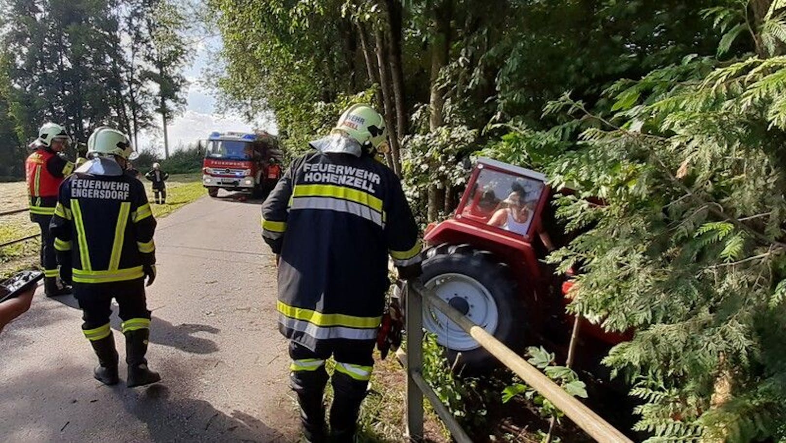 Betrunkener Jugendlicher (17) crasht mit seinem Traktor
