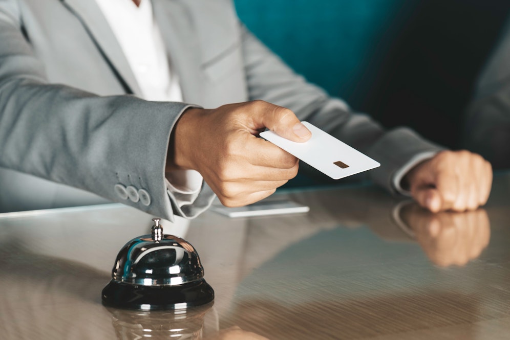 Ein ehemaliger Mitarbeiter eines Tiroler Hotels soll seinen Arbeitgeber um über 27.000 Euro betrogen haben. (Symbolfoto)