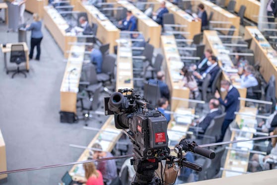 ORF-Kamera im Sitzungssaal des Nationalrats.