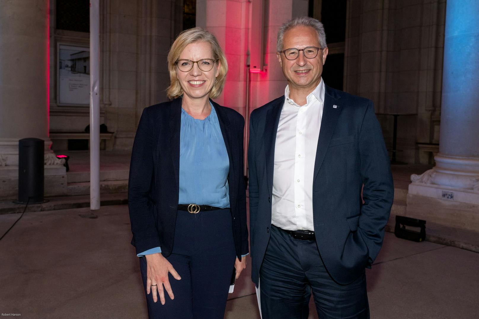 Leonore Gewessler gut gelaunt mit OMV-CEO Stern
