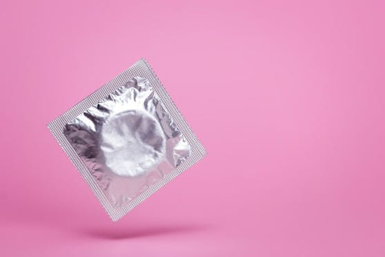 Die Gesundheitsbehörden empfehlen, dass Personen, die das Virus bereits hatten, acht Wochen lang nach der Infektion Kondome benutzen sollten.