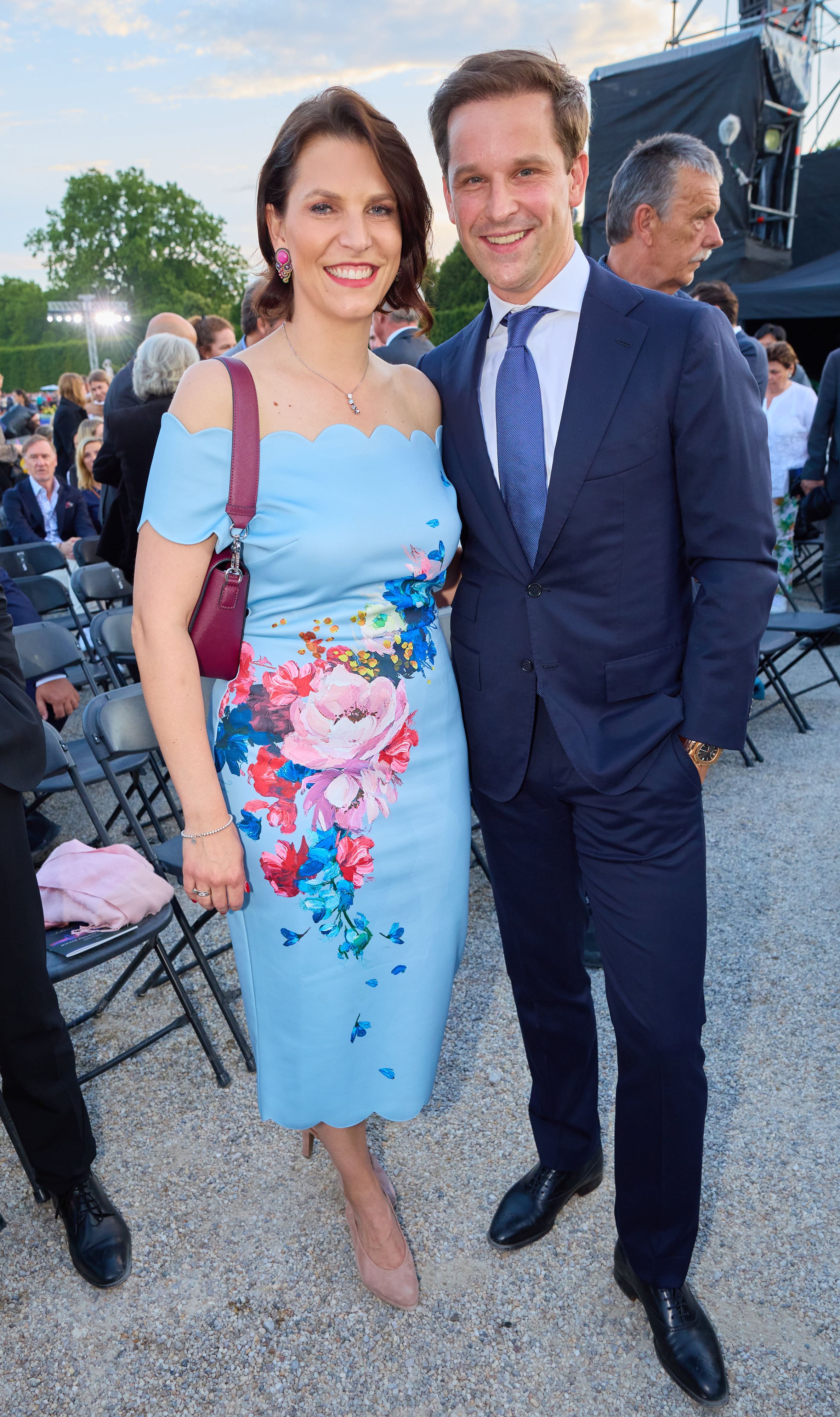 Download von www.picturedesk.com am 17.06.2022 (16:34).  Copyright: Starpix/ Alexander TUMA, 16.06.2022 Wien, Karoline EDTSTADLER mit Begleitung , Sommernachtskonzert der Wiener Philharmoniker in Schönbrunn - 20220616_PD14641 - Rechteinfo: Rights Managed (RM)