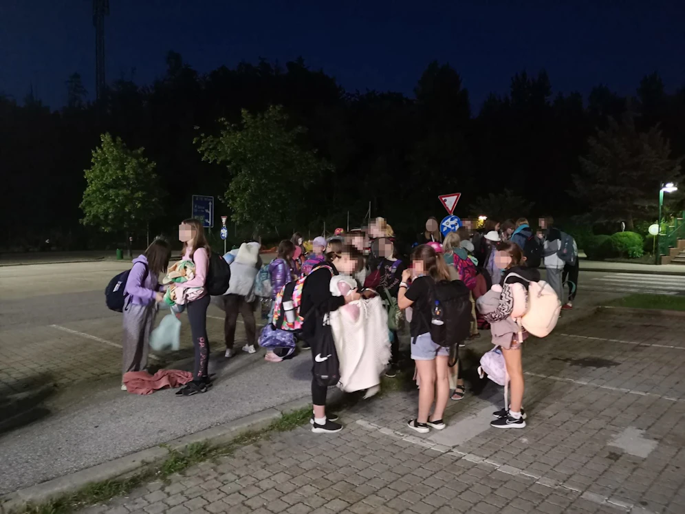 Die Kinder wurden von der Feuerwehr in eine kurzfristig organisierte Unterkunft gebracht.