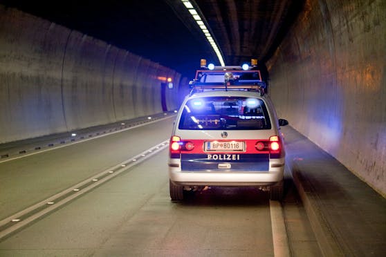 Polizeiauto im Einsatz nach einem Unfall auf der A14 Rheintalautobahn. (Symbolbild)