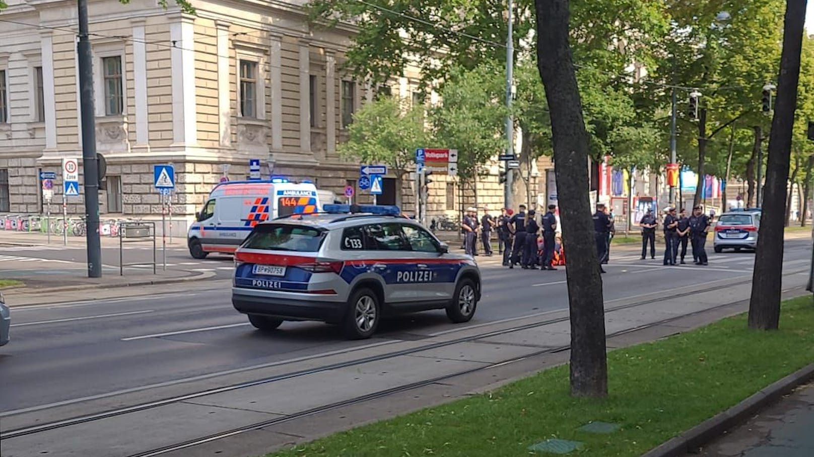 Polizei- und Rettungseinsatz auf der Ringstraße bei der Uni Wien