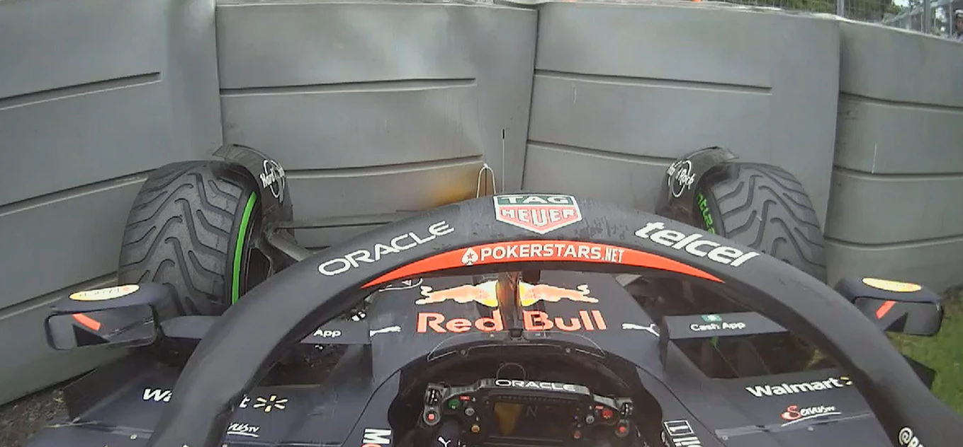 Sergio Perez knallt in die Barriere