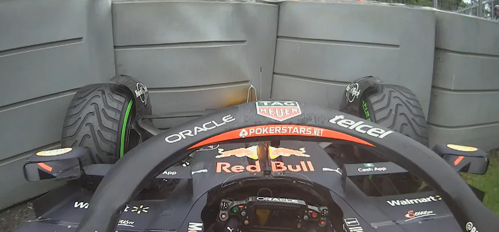 Sergio Perez knallt in die Barriere
