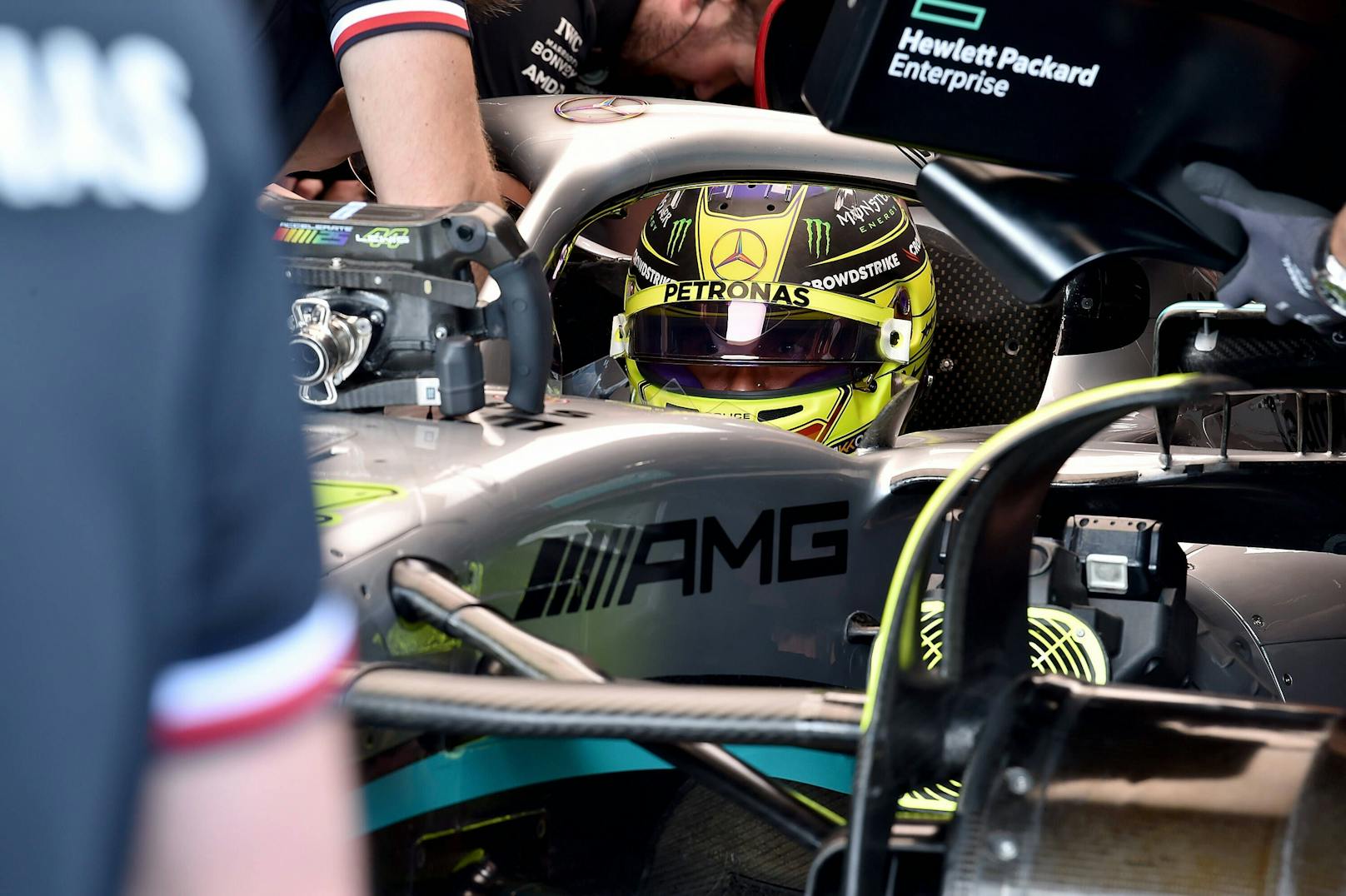 Lewis Hamilton beklagt sich über seinen Mercedes. 