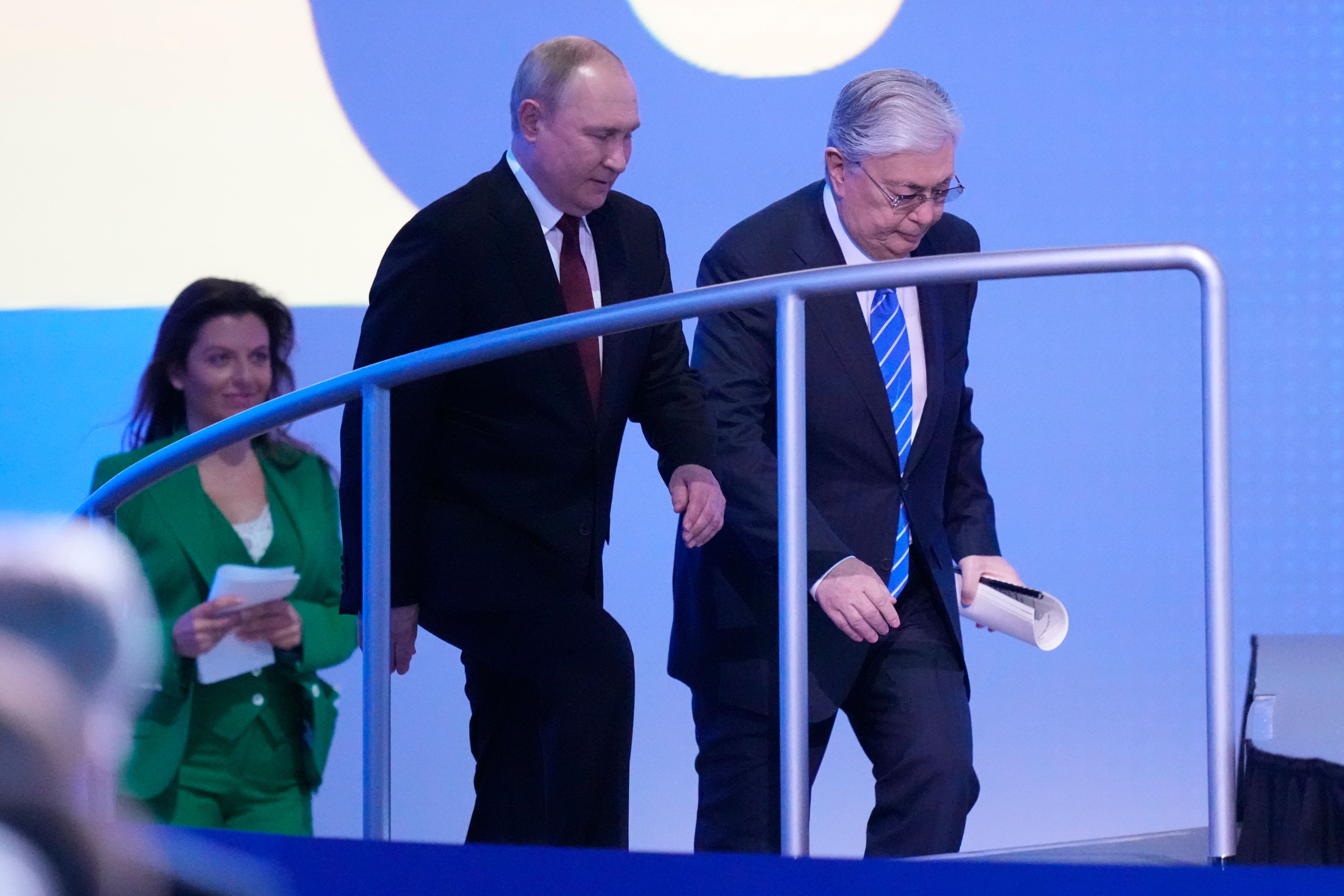 Der kassachische Machthaber Kassym-Schomart Tokajew (re.) war mit Wladimir Putin im russischen TV zu sehen. Die Antworten, die er gab, dürften Putin allerdings missfallen haben.