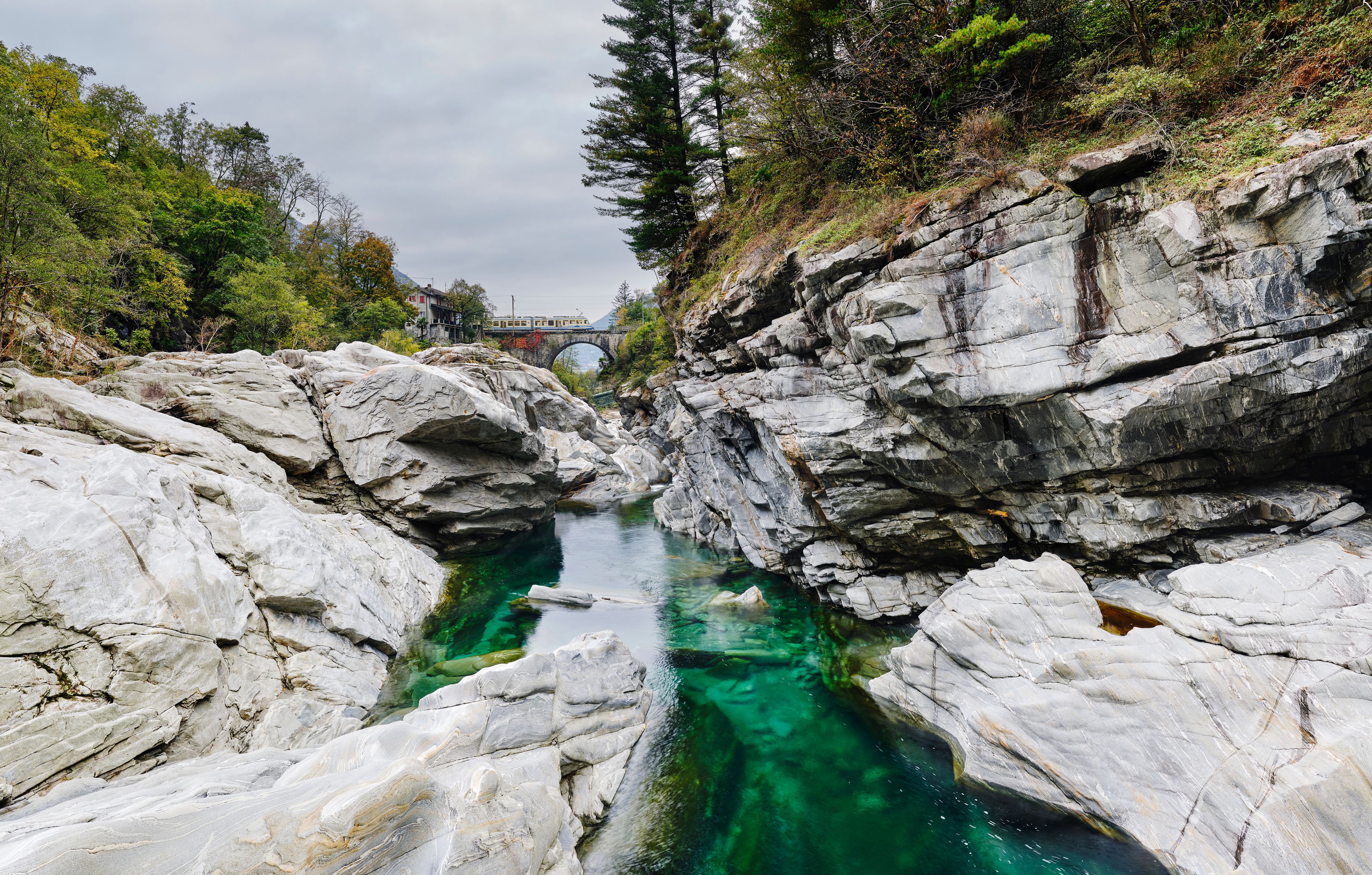 Der Maggia Fluss in der Schweiz ist beliebt für "Sprünge ins Wasser."