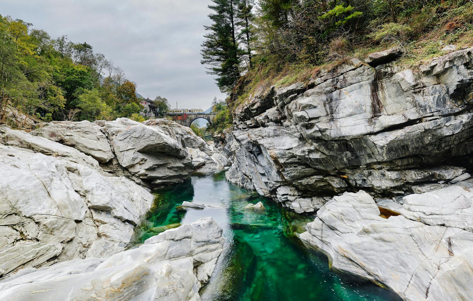 Der Maggia Fluss in der Schweiz ist beliebt für "Sprünge ins Wasser."