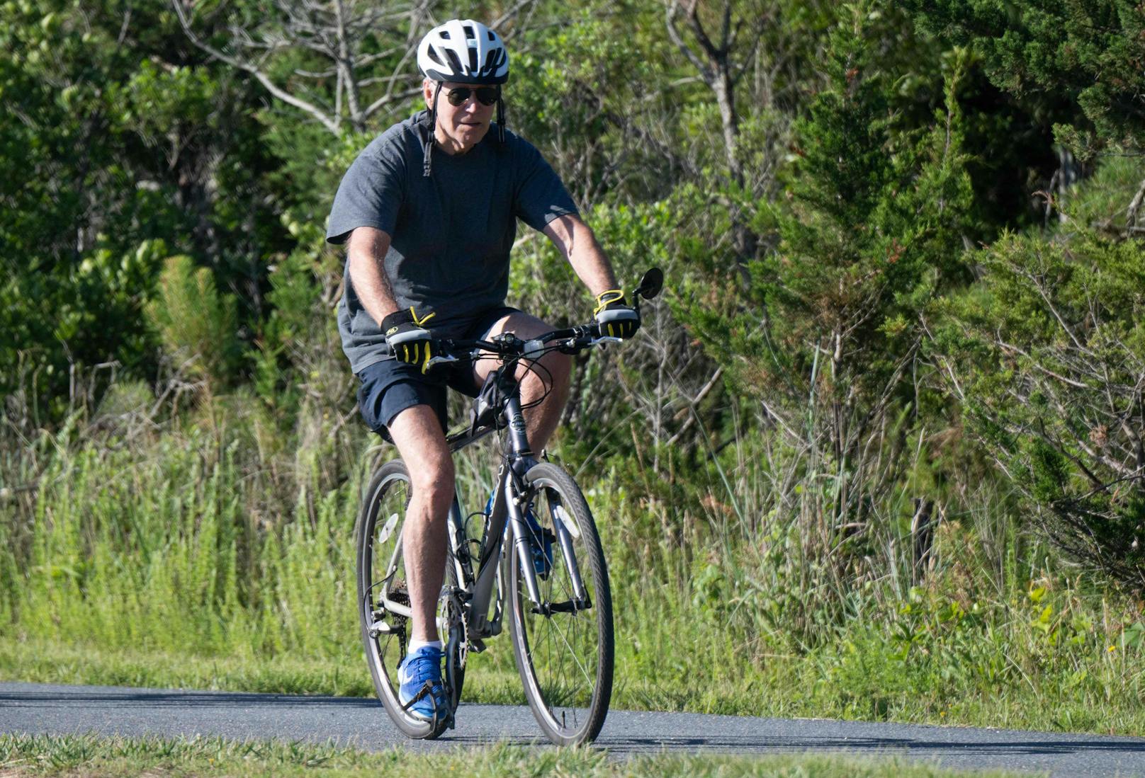 US-Präsident Joe Biden fährt am 18. Juni 2022 im Gordon's Pond State Park in Rehoboth Beach, Delaware, mit dem Fahrrad.