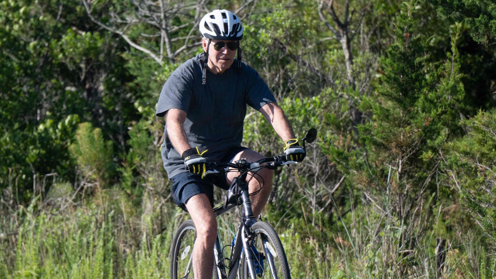 US-Präsident Joe Biden fährt am 18. Juni 2022 im Gordon's Pond State Park in Rehoboth Beach, Delaware, mit dem Fahrrad.