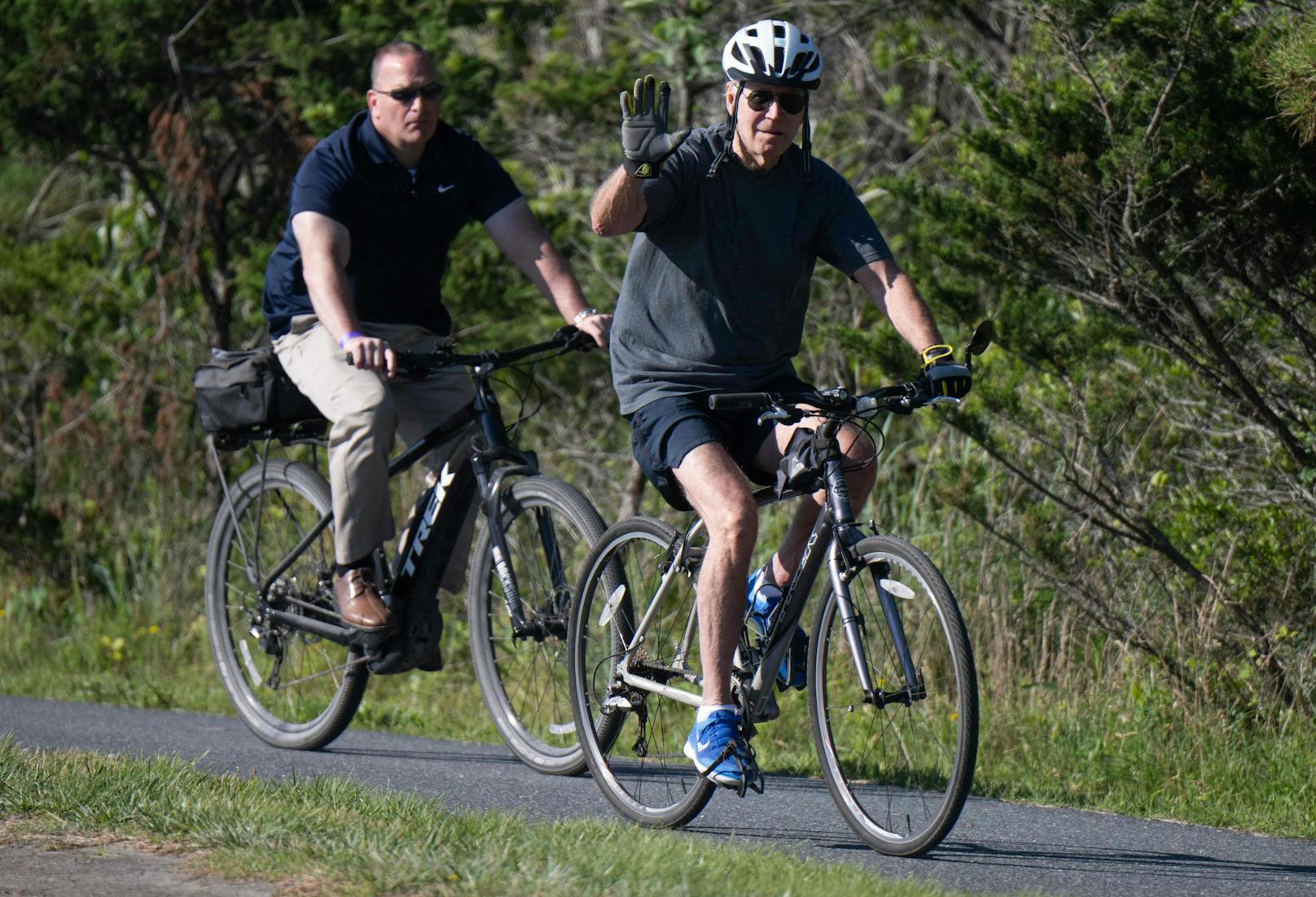 Hier winkt US-Präsident Joe Biden den Paparazzi noch fröhlich zu...
