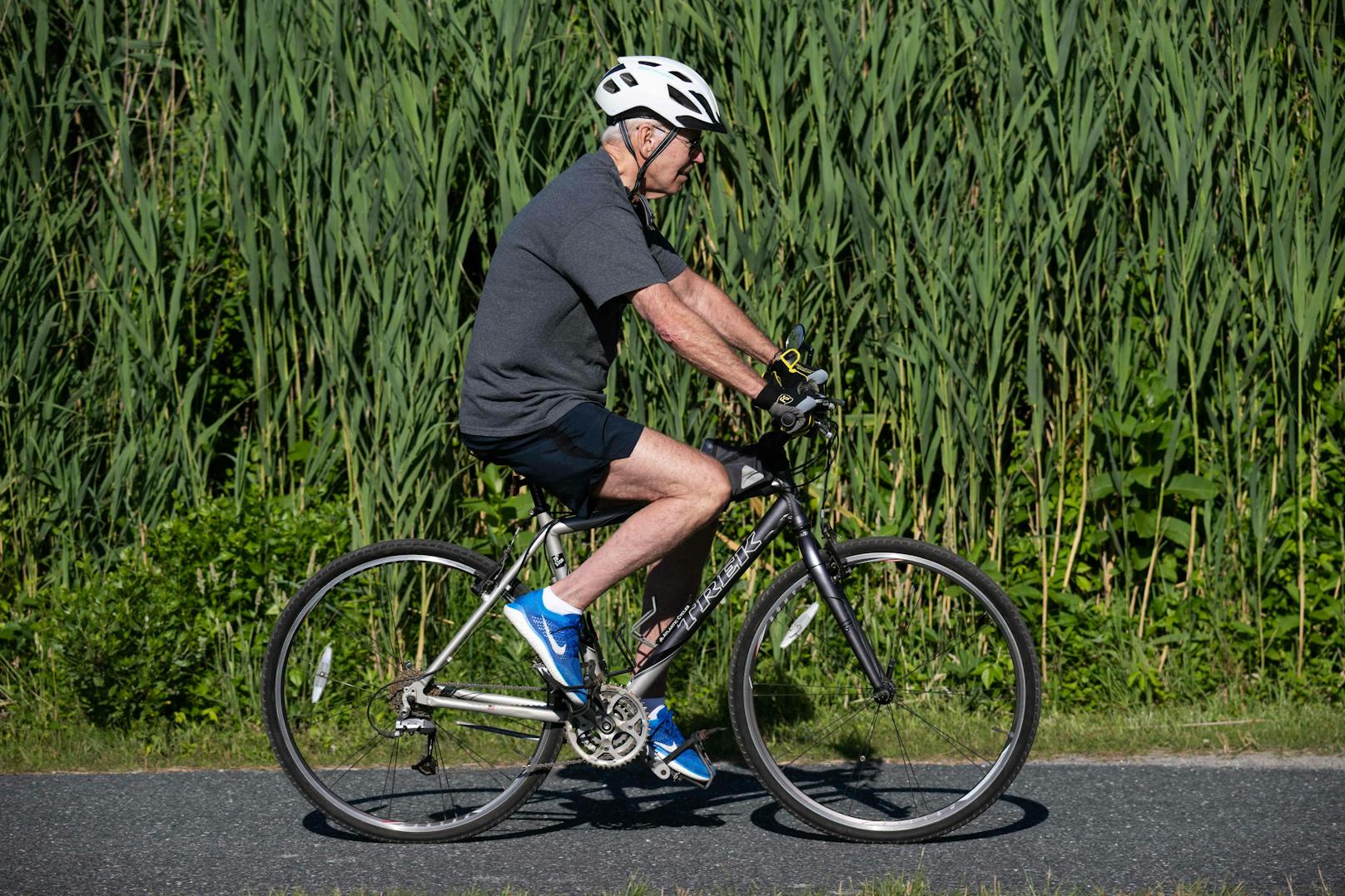 Der 78-Jährige begibt sich immer wieder auf Fahrradtouren um sich fit zu halten.