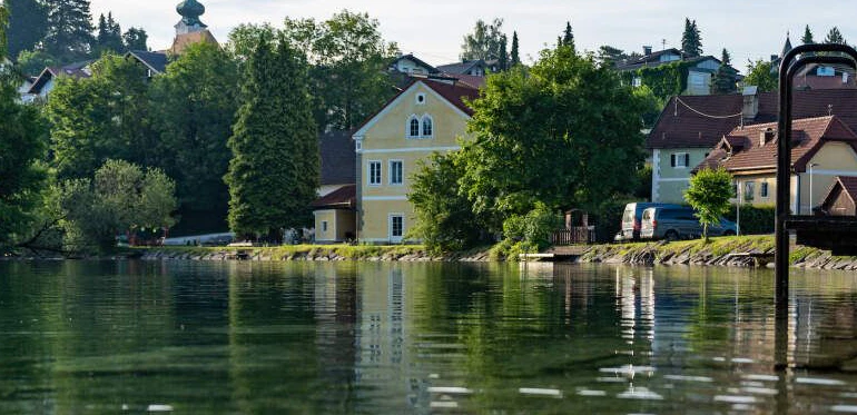 Der Badeunfall ereignete sich bei der Ager in Schörfling am Attersee.