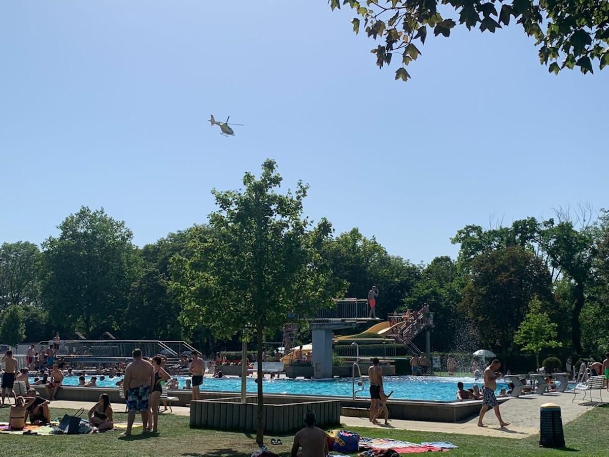 Rettung, Notarzt-Hubschrauber und Polizei standen im Freibad im Einsatz.