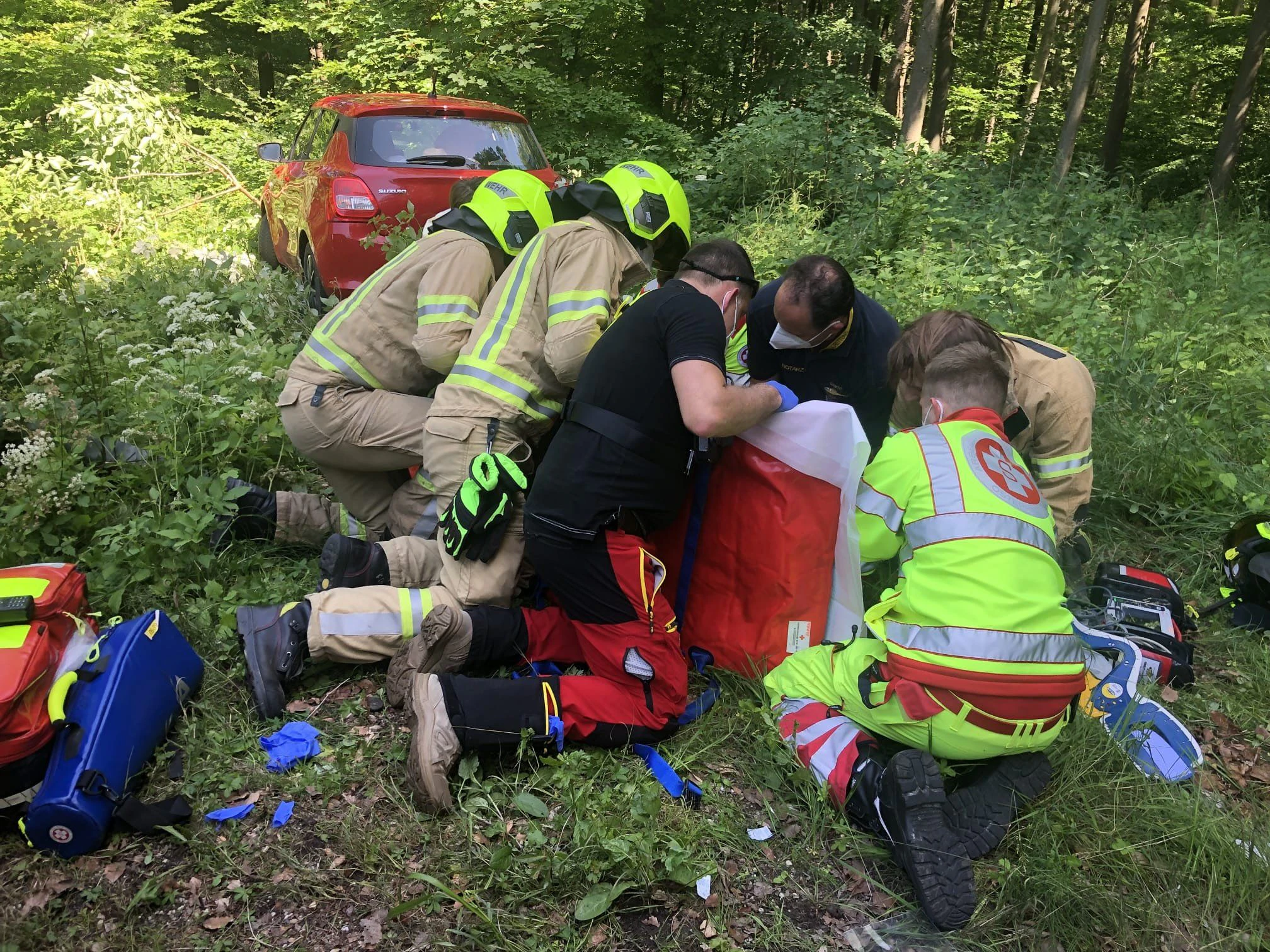 Die Einsatzkräfte vor Ort.