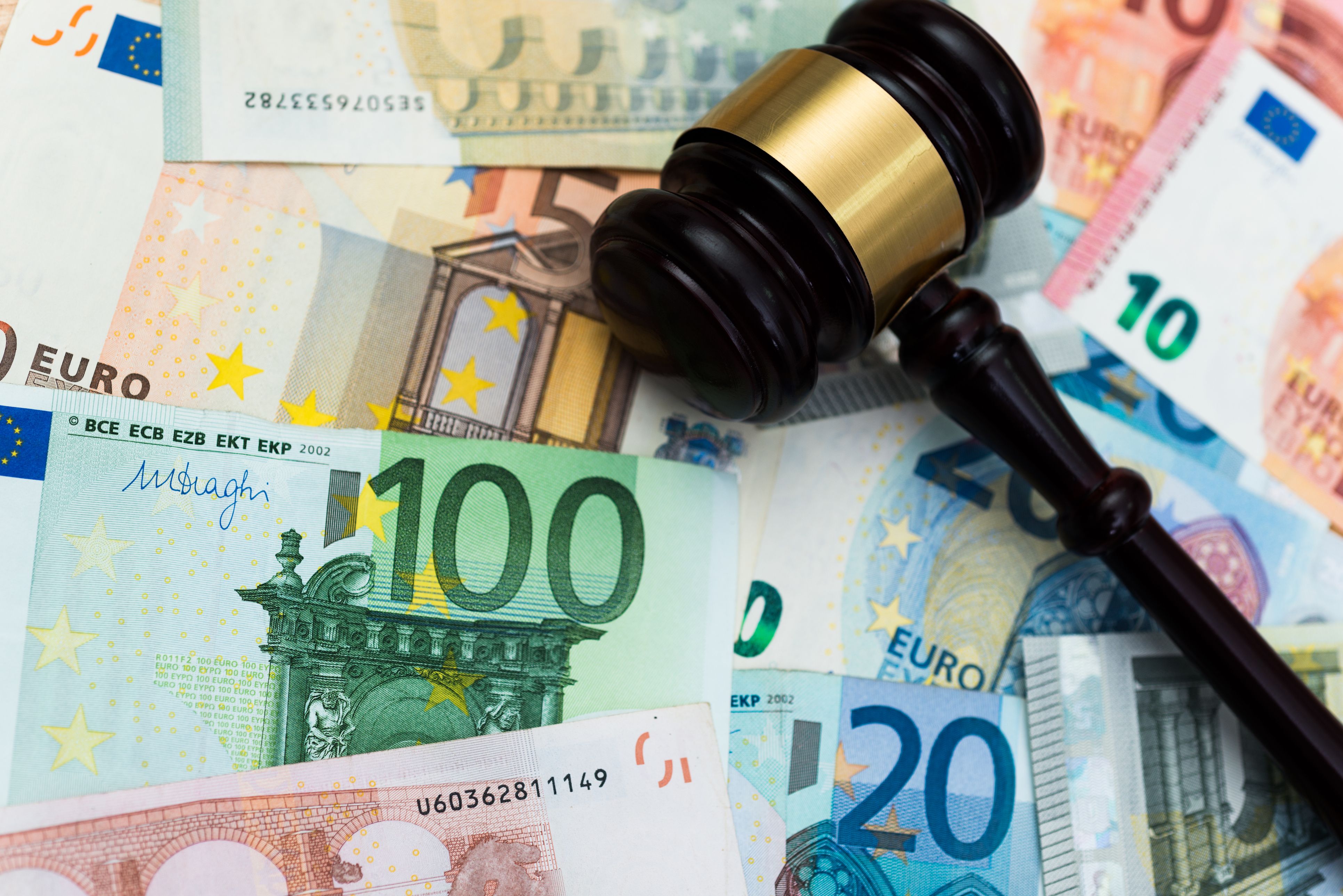 Eine Pflegeassistentin wird von ihrem Arbeitgeber im Stich gelassen - jetzt soll sie tausende Euro zahlen.