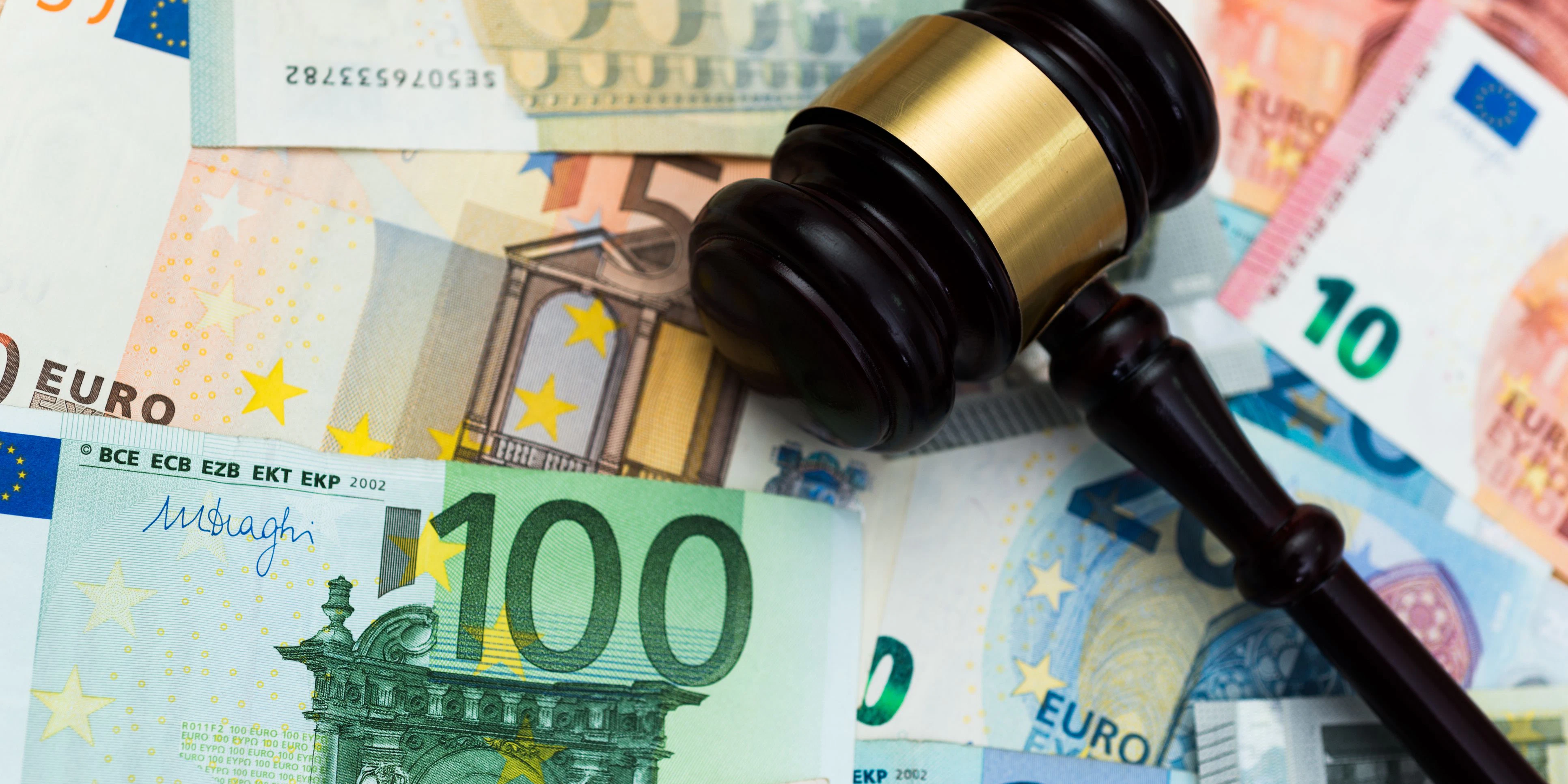Eine Pflegeassistentin wird von ihrem Arbeitgeber im Stich gelassen - jetzt soll sie tausende Euro zahlen.